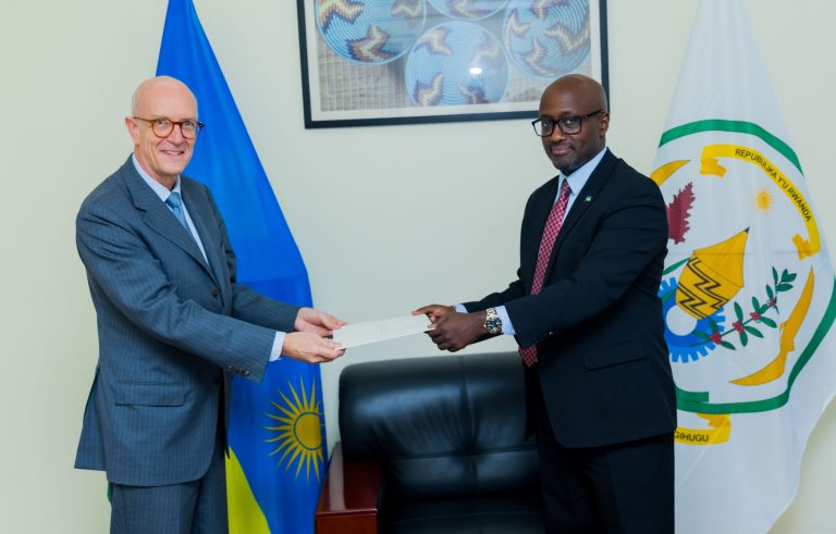 Nduhungirehe yakiriye kopi z’impapuro z’abahagarariye u Buhinde, UK, Vénézuela n’u Butaliyani