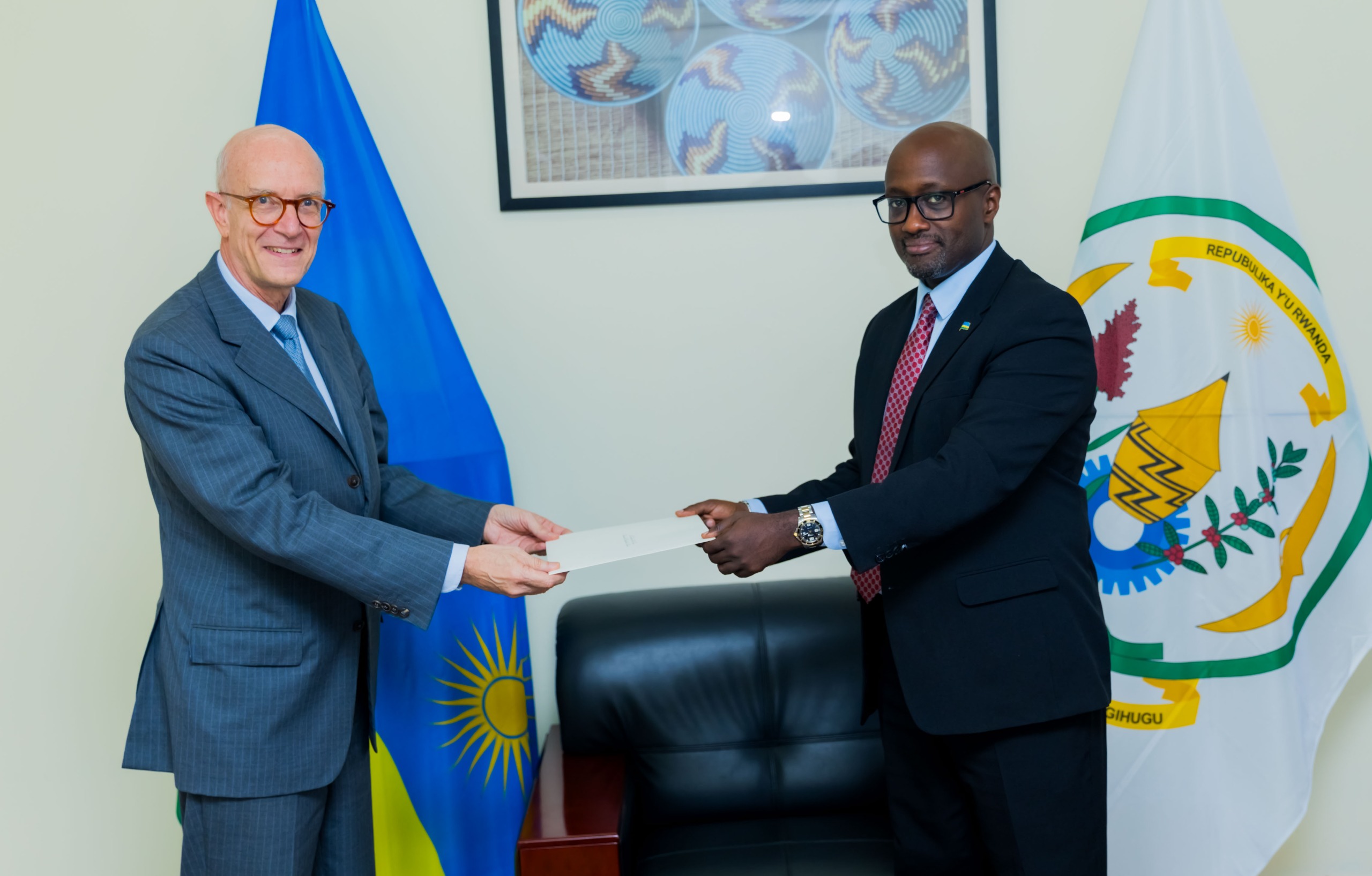 Nduhungirehe yakiriye kopi z’impapuro z’abahagarariye u Buhinde, UK, Vénézuela n’u Butaliyani