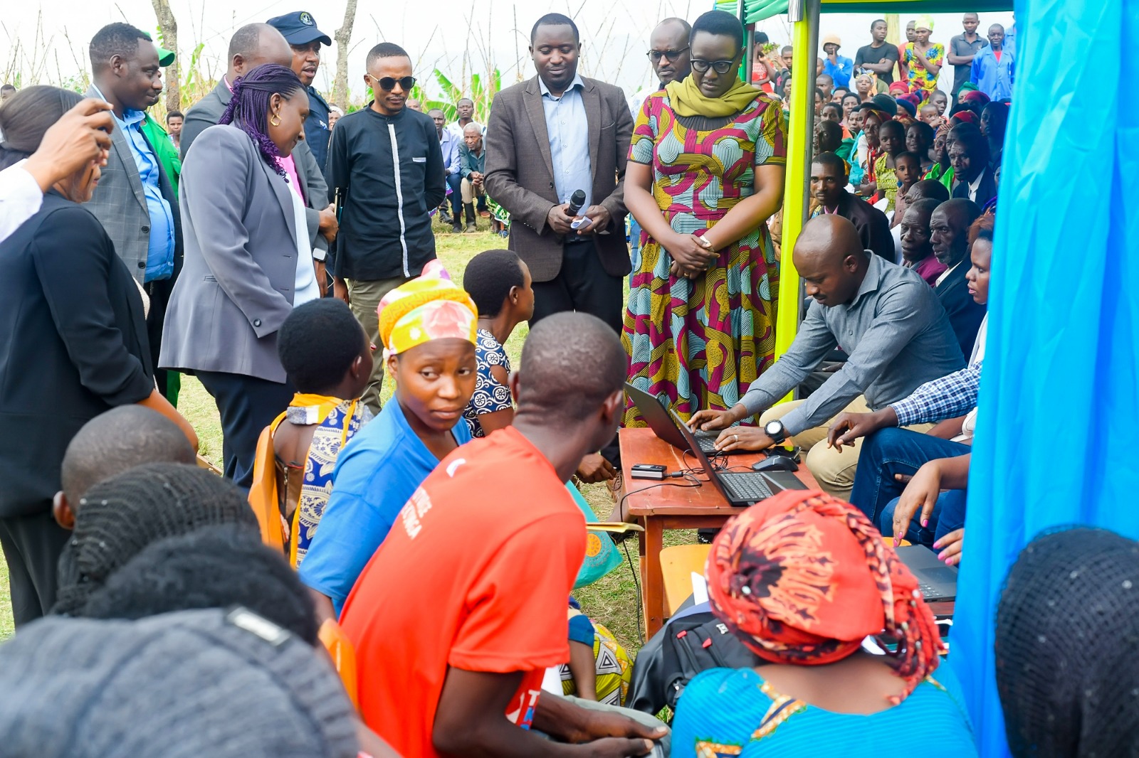 Muhanga: Guterera imisozi ya Ndiza bajya kwandikisha abana byashyizweho akadomo 