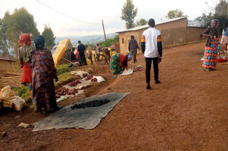 Gicumbi: Abakorera n’abahahira mu gasoko ko mu Gatete barasaba kubakirwa isoko rinini