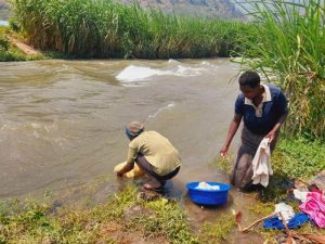 Nyabihu: I Rugera amavomo yarakamye bashoka ibirohwa by’umugezi wa Mukungwa