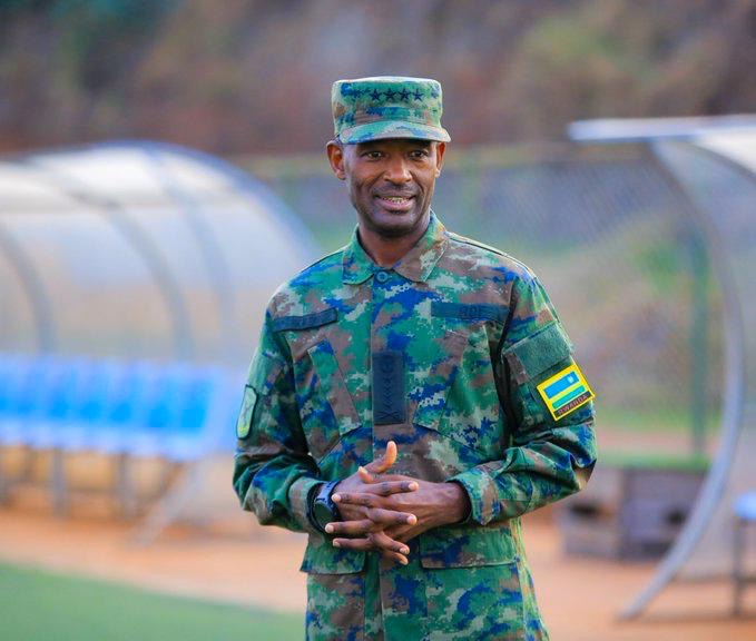 Abayobozi bakuru b’Ingabo z’u Rwanda  basuye APR FC yitegura Azam FC 