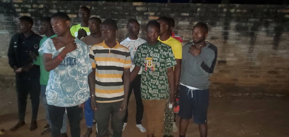 Muhanga: 12 biganjemo abasore bakekwaho kwambura abantu nijoro bafashwe