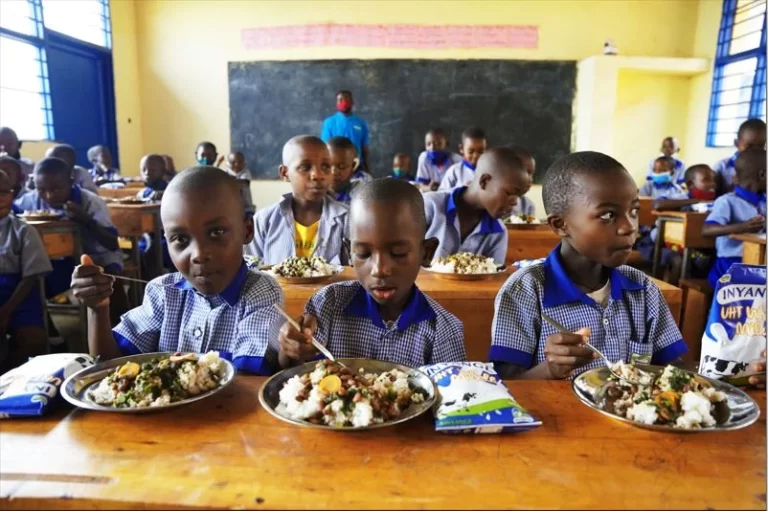 Kugaburira abana ku ishuri byagabanyijeho 4% by’abana bataga ishuri