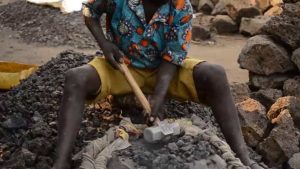 Rubavu:  Ba rwiyemezamirimo bashora abana mu guhonda amabuye bagata ishuri