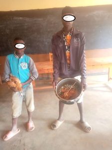 Rusizi:  Ingimbi 2 zibye inkoko 5 zifatwa zimaze gukarangamo 4 zatangiye kuzirya