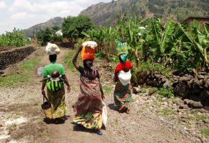 Musanze: Bamwitiriye umuhanda w’ibilometero 10 yahanze bamukwena