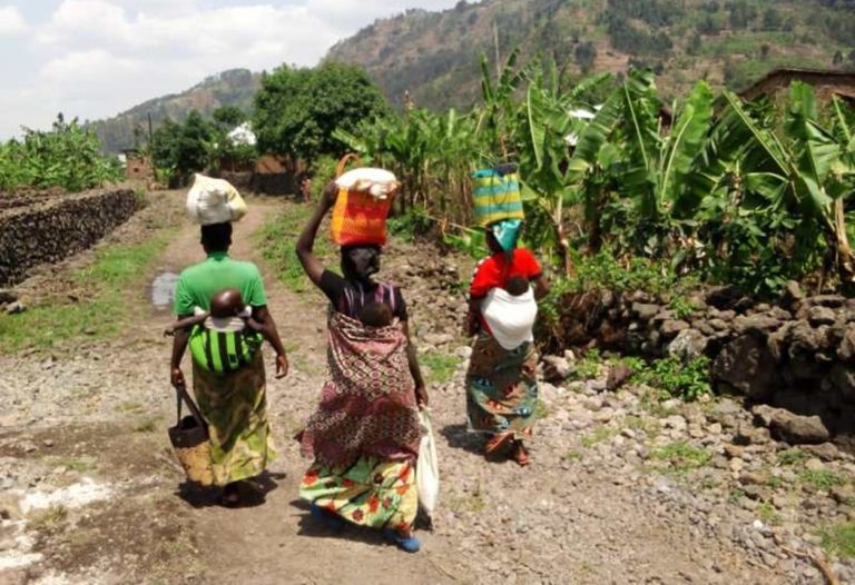 Musanze: Bamwitiriye umuhanda w’ibilometero 10 yahanze bamukwena