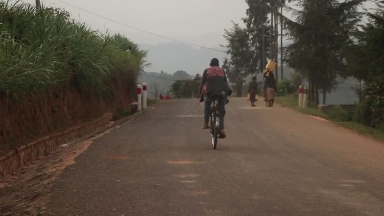 Gakenke: Abaturage bishimira ko umuhanda bubakiwe woroheje imigenderanire
