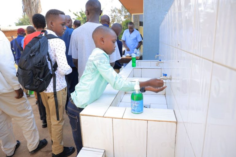 Amashuri yatangiranye ingamba zo kwirinda ubushita bw’inkende (Amfoto & Video)