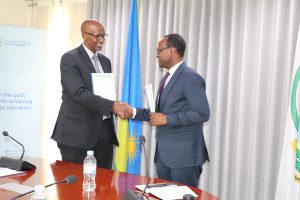 Ministiri w’Uburezi Nsengimana yahererekanyije ububasha na Twagirayezu asimbuye