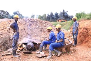 Kayonza:  Abaturiye ahacukurwa amabuye  barishimira guhabwa ibyangombwa by’ubutaka