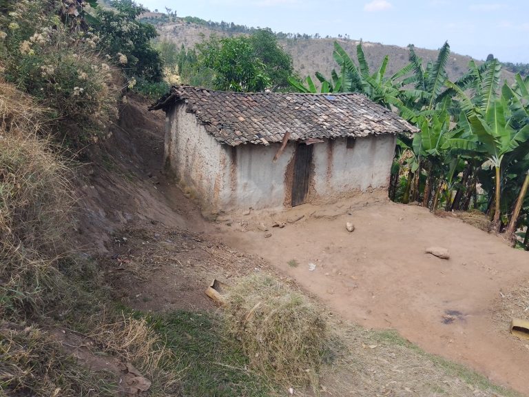 Ruhango: Agahinda k’umuryango wasigaye ku musozi w’amanegeka wonyine