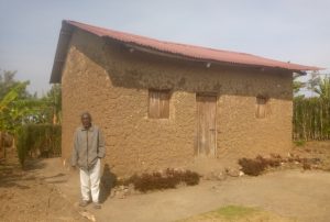 Karongi: Ntarindwa w’imyaka 82 ashima ko yakuwe ku muhanda akubakirwa inzu 