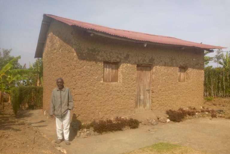 Karongi: Ntarindwa w’imyaka 82 ashima ko yakuwe ku muhanda akubakirwa inzu 