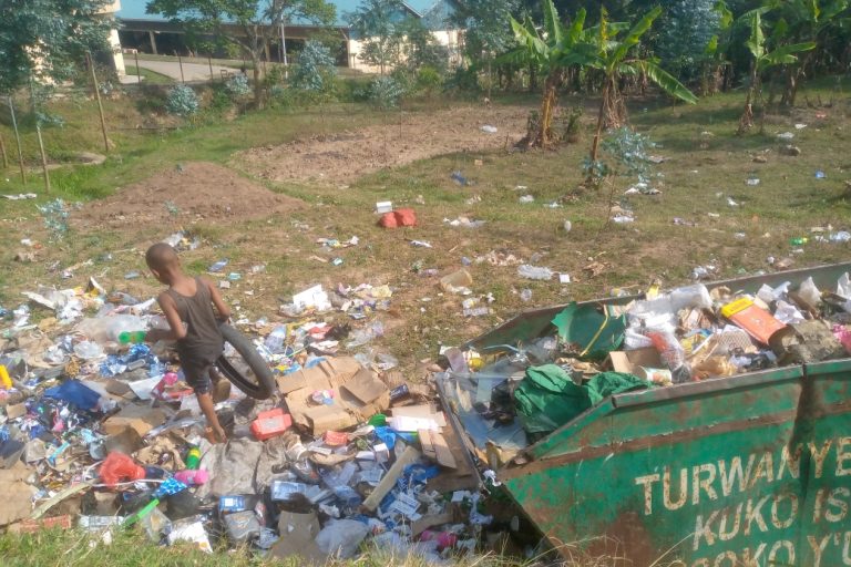 Karongi: Abaturage bahangayikishijwe n’ikimpoteri begerejwe kibateza umwanda