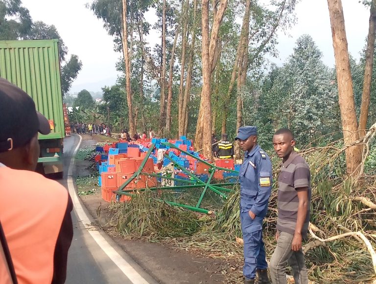 Rubavu: Bateshejwe bagiye gusahura ikamyo yakoze impanuka yikoreye inzoga
