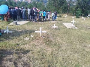 Nyanza: Bitwikira ijoro bagashyingura mu ngo batinya ibiciro by’amarimbi