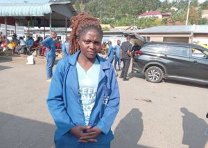 Ubuzima bw’umukobwa umwe rukumbi utwara imizigo mu Mujyi wa Musanze