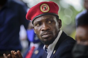 Uganda: Bobi Wine yarashwe mu kuguru, polisi ivuga ko yatsikiye  