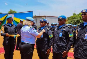 Abapolisi b’u Rwanda 160 bari mu butumwa bambitswe imidali y’ishimwe