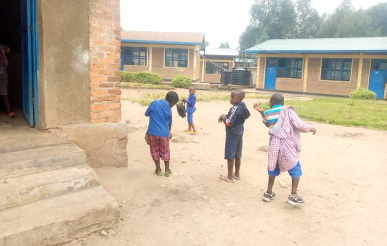 Nyabihu: Abana 60 biga mu ishuri rimwe bahangayikishije abarezi