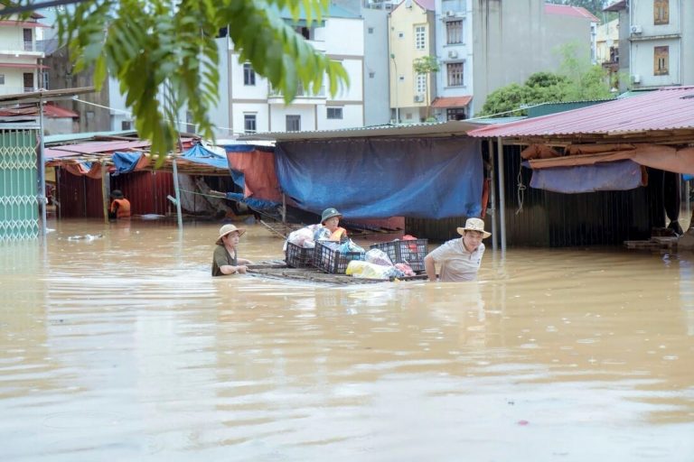 Vietnam: Abahitanywe n’imyuzure bamaze kurenga 65