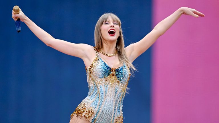 Taylor Swift yashimiye umugabo we Travis watumye yongera kurabagirana