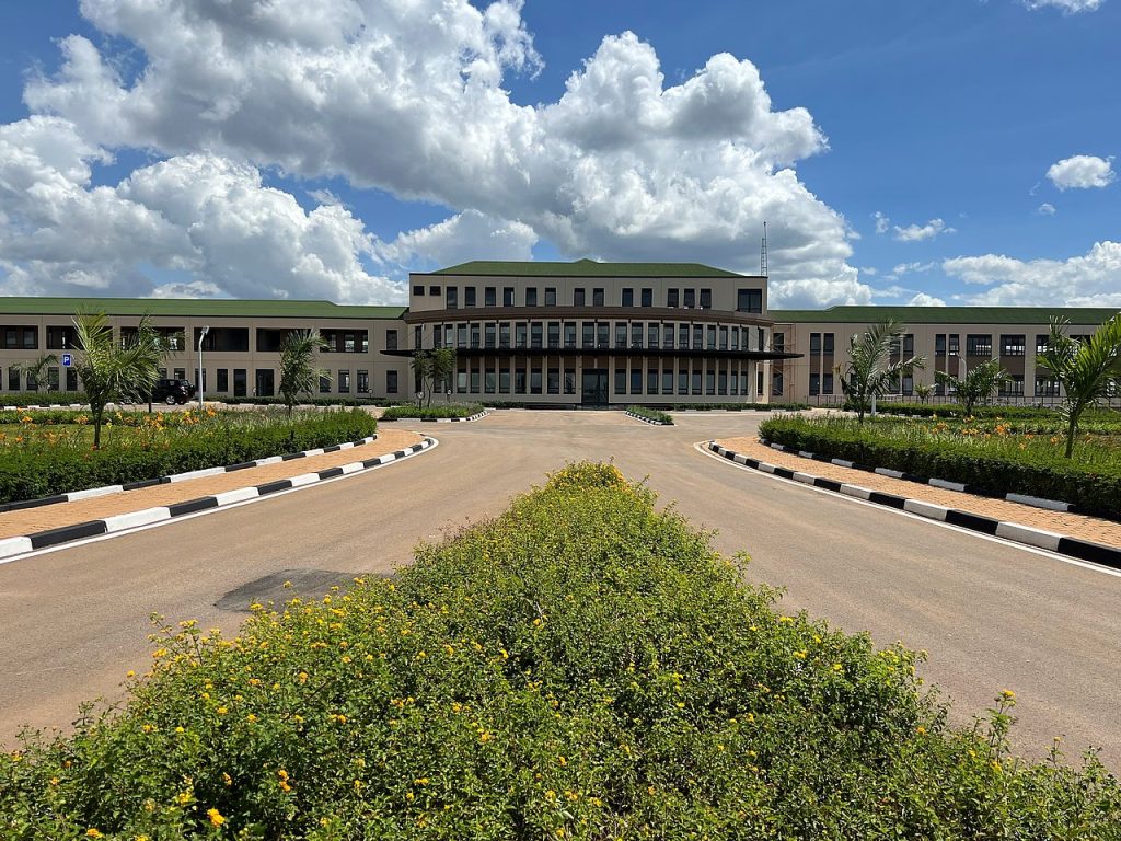 Ishuri ryashinzwe na Perezida Kagame na Museveni ryatangiye kwakira abanyeshuri