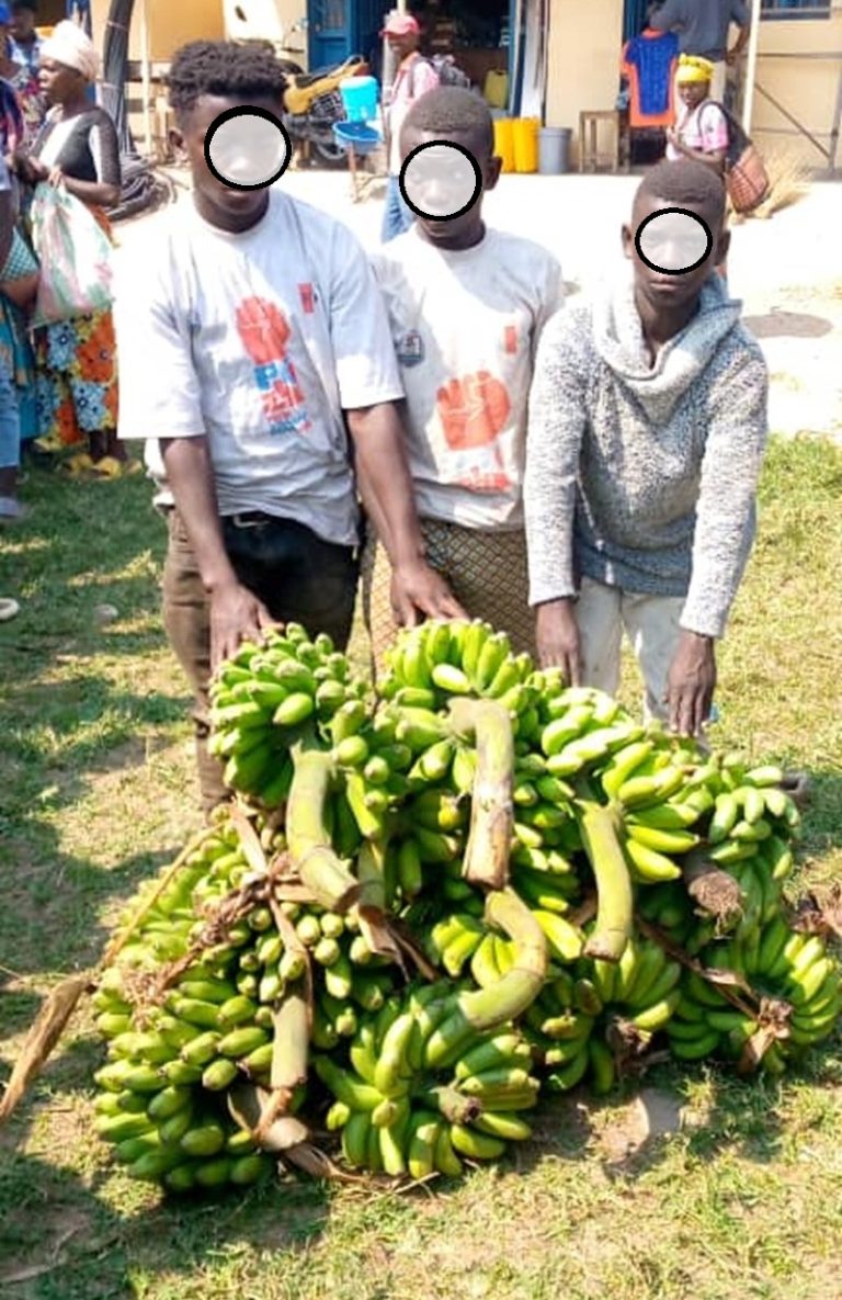 Nyamasheke: Abasore 3 bibye ibitoki mu murima bafatirwa mu isoko babigurisha