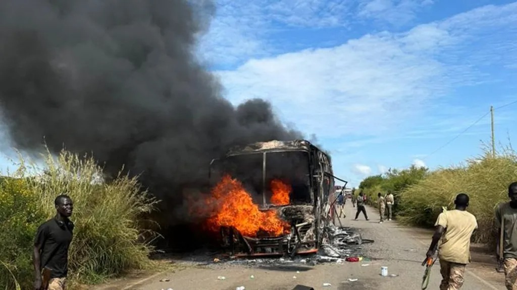 Sudan y’Epfo: Inyeshyamba zatwitse imodoka umwe arapfa 8  barakomereka