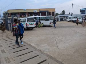 Nyamasheke:  Gare itagira ubwiherero yugarijwe n’umwanda w’abayitumamo nijoro