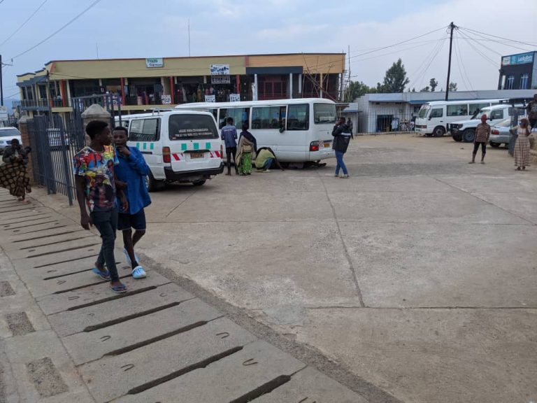 Nyamasheke:  Gare itagira ubwiherero yugarijwe n’umwanda w’abayitumamo nijoro