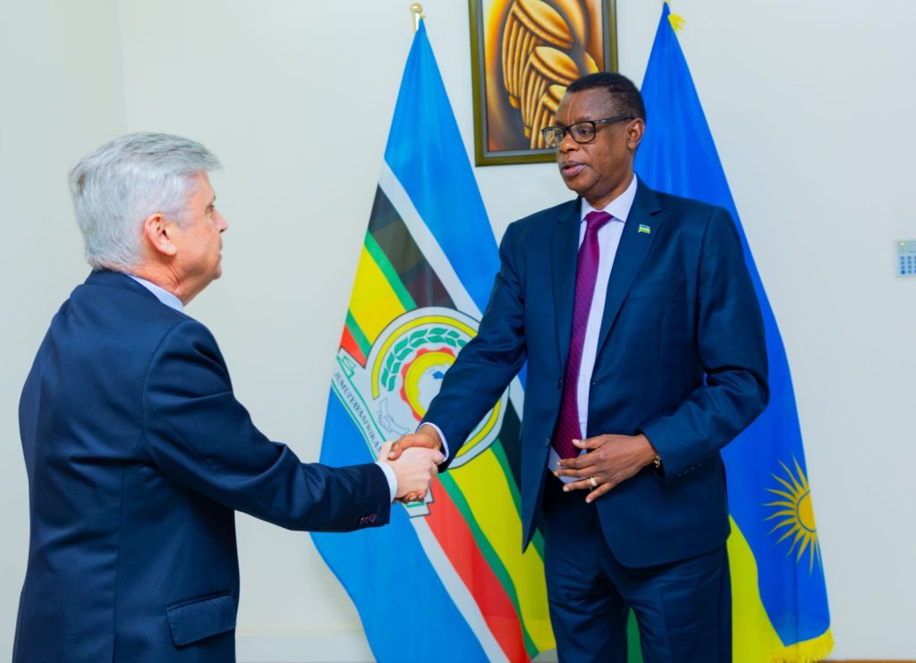 Gen (Rtd) Kabarebe yakiriye Amabasaderi w’u Burusiya mu Rwanda