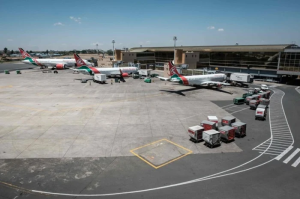 Imyigaragambyo y’abakozi ku kibuga cy’indege cya Kenya yahagaritse ingendo