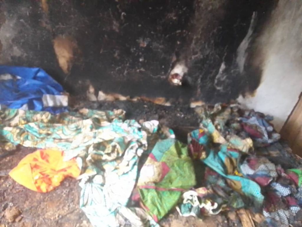 Nyamasheke: Batiri ya telefoni irakekwaho gutwika inzu y’umuryango w’abantu 7 