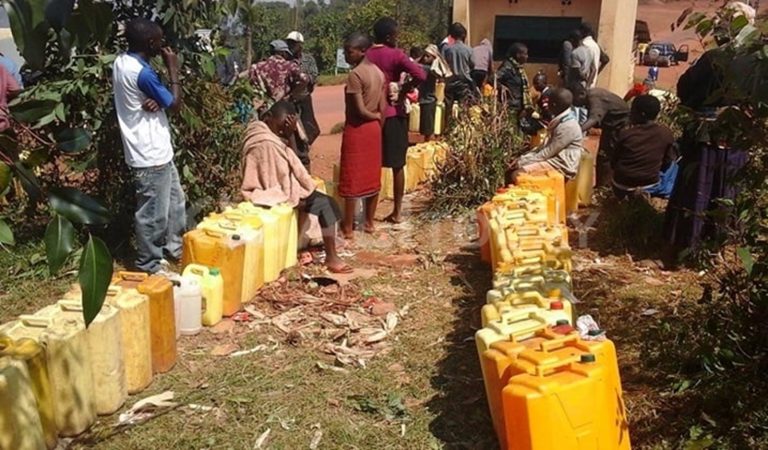 Gicumbi: Bakora urugendo rw’amasaha 2,5 bagiye gushaka amazi