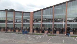Musanze: Abacururiza mu isoko ry’ibiribwa rigezweho bahombywa n’abagikorera muri gare
