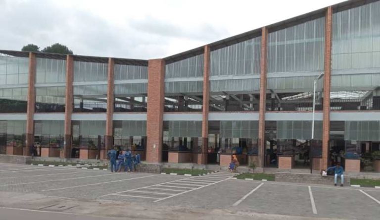 Musanze: Abacururiza mu isoko ry’ibiribwa rigezweho bahombywa n’abagikorera muri gare