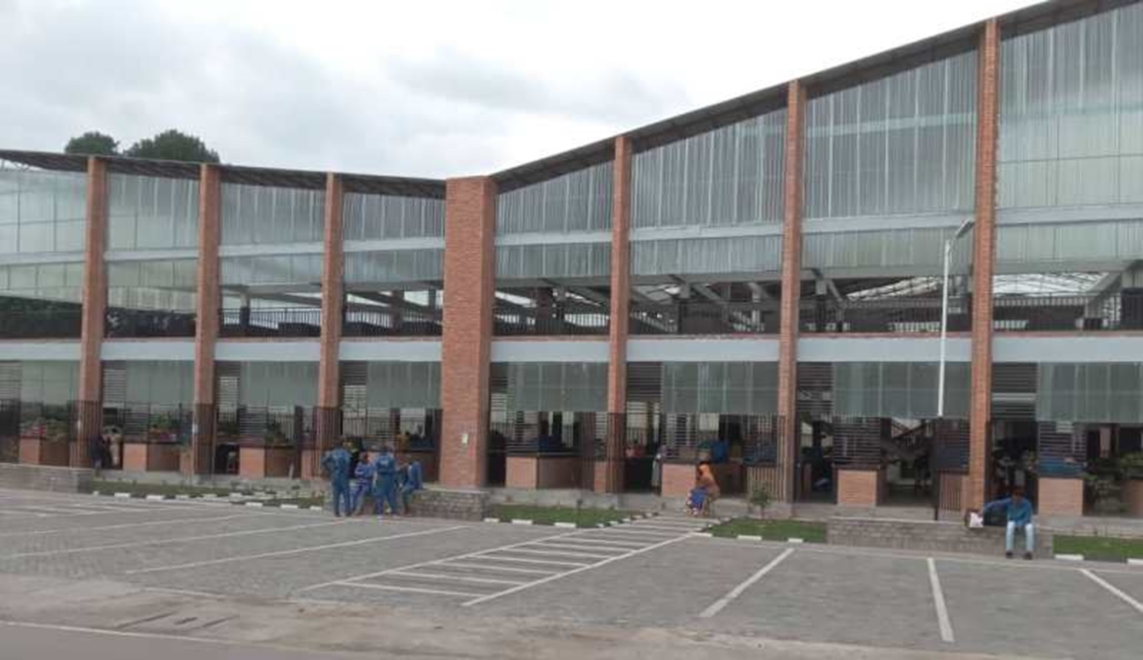 Musanze: Abacururiza mu isoko ry’ibiribwa rigezweho bahombywa n’abagikorera muri gare