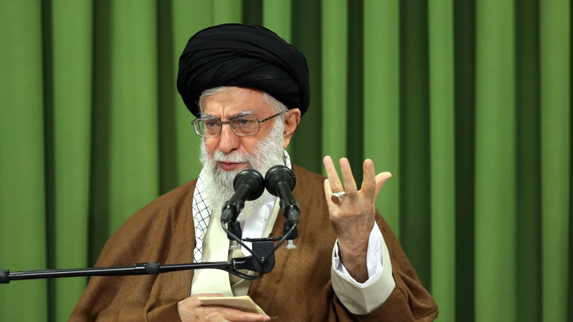 Ayatollah Khamenei yasezeranyije ko Irani itazasubira inyuma