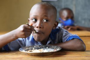 Kugaburira abana ku ishuri byagabanyije umubare w’abata ishuri