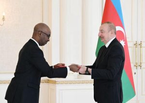 Ambasaderi Lt Gen (Rtd) Charles Kayonga yatanze impapuro zo guhagararira u Rwanda muri Azerbaijan
