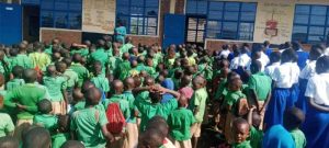 Musanze: GS Murora bahangayikishijwe n’ubucucike bw’abana mu byumba by’amashuri