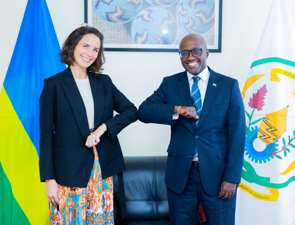 Minisitiri Nduhungirehe yakiriye mu biro bye Umuyobozi muri Ambasade ya Luxembourg
