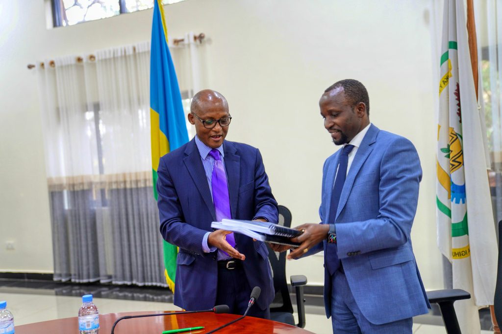 Dr Mark Cyubahiro Bagabe yahererekanyije ububasha na Dr Ildephonse Musafiri