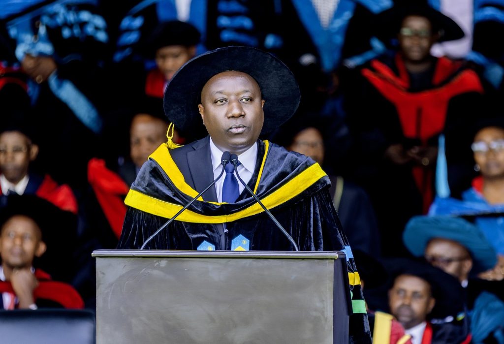Dr. Ngirente yasabye abasoje amasomo muri Kaminuza y’u Rwanda kutiyandarika