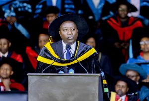 Dr. Ngirente yasabye abasoje amasomo muri Kaminuza y’u Rwanda kutiyandarika