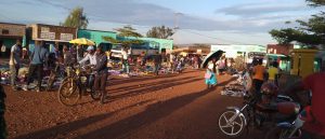 Kayonza: Babangamiwe no gucururiza mu isoko riba mu muhanda