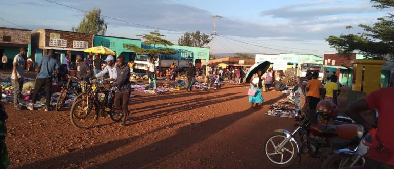 Kayonza: Babangamiwe no gucururiza mu isoko riba mu muhanda